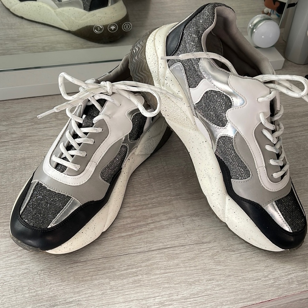 International Concepts Sneaker